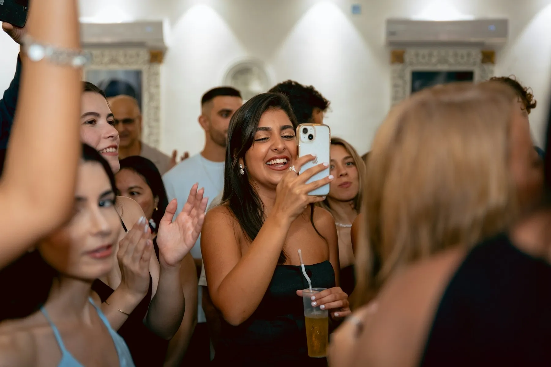 Invités qui filment un moment de fête avec leur téléphone