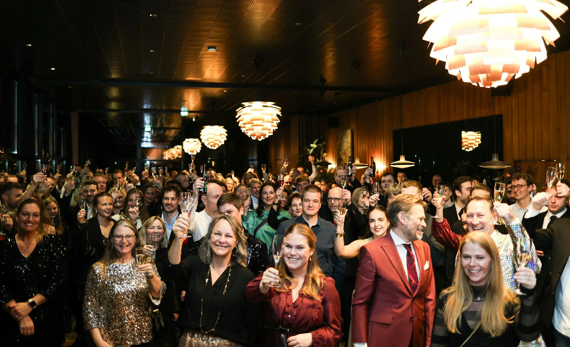 Collaborateurs qui lèvent leur verre lors d’une soirée d’entreprise